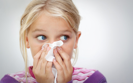 Image représentant divers symptômes des allergies, tels que des éruptions cutanées, des éternuements et des irritations oculaires.