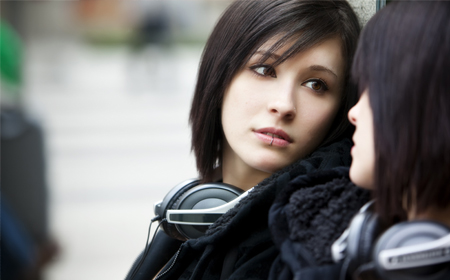 État d'anxiété : une personne avec une expression préoccupée.