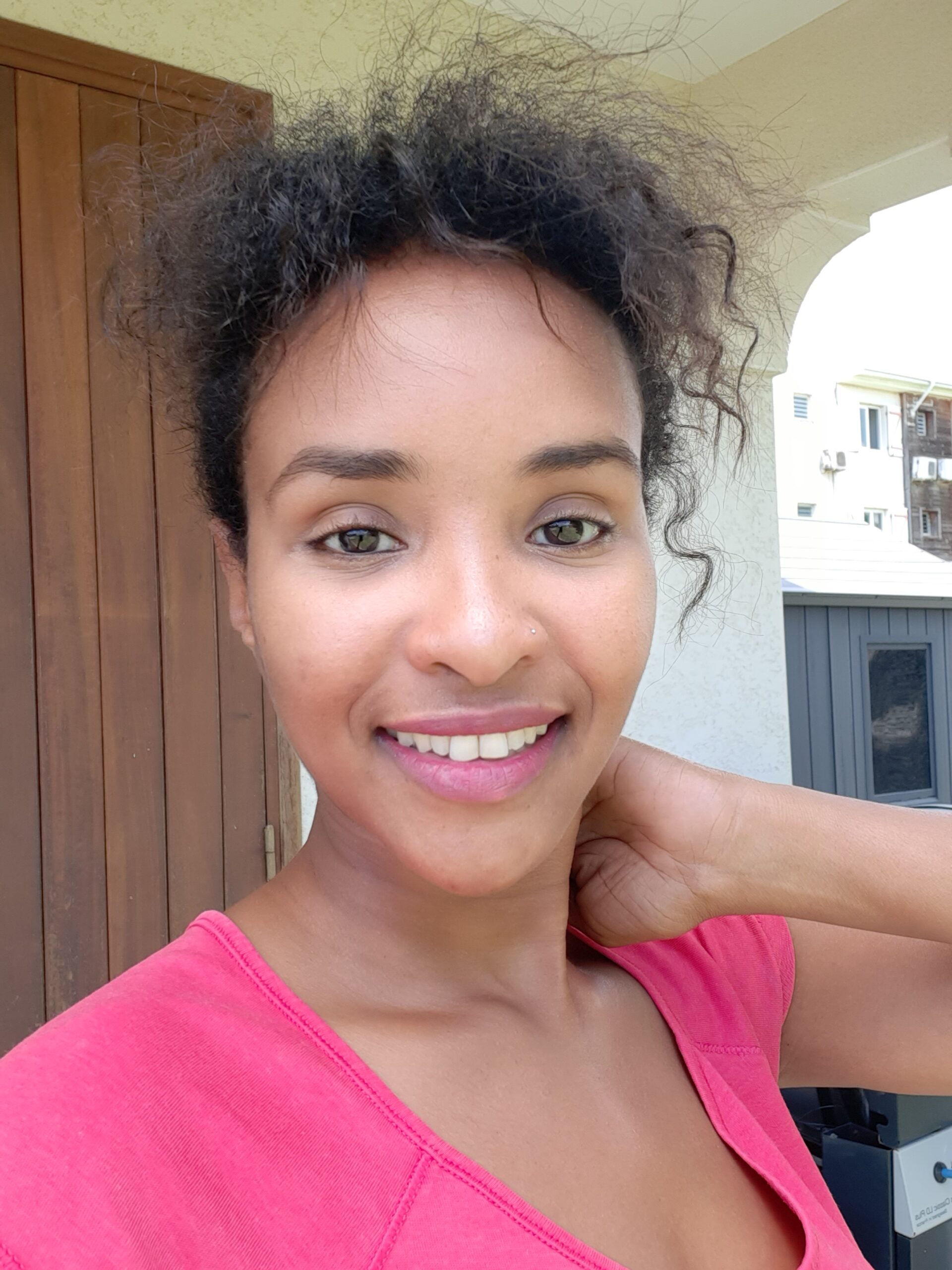 Femme souriante en haut rose, hypnothérapeute, professeur de yoga, acupuncteur